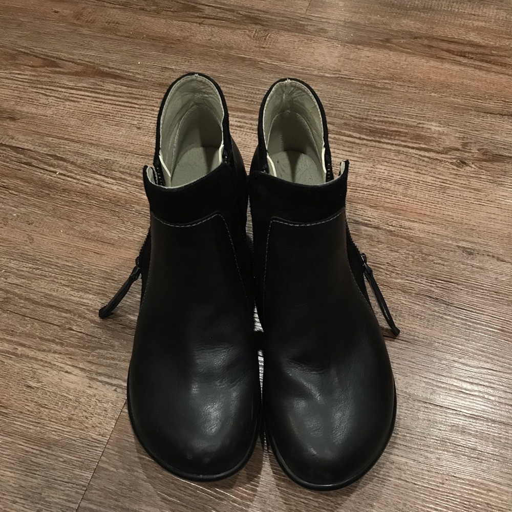 Boots - Ankle boots. JBU size 9.